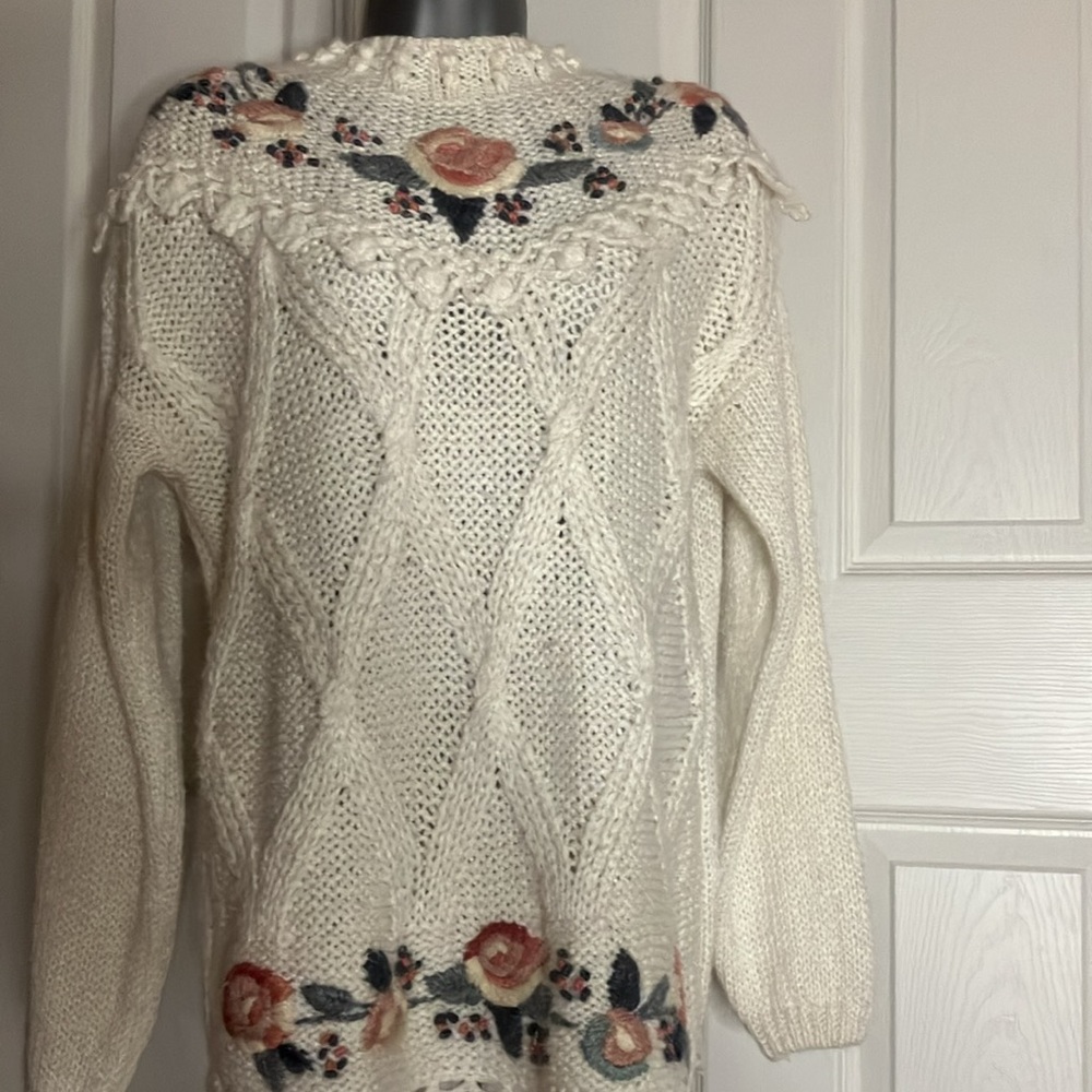 Emerald Isle woman’s crew neck sweater. Knitted by hand. Size M